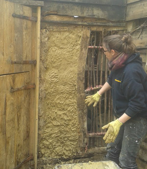 OBeeCIC's tweet photo. Yesterday I fitted my last bucket of #daub for 2019. There will be more in 2020 (much more) but for now it's time to clean up the #clay buckets and as much as I love it, take a much needed rest from #buildingwithearth https://t.co/ngxCqUwNMI