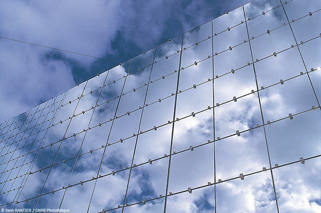CNRS's tweet photo. 📸 Miroir, mon beau miroir… ici, ce sont les miroirs d'un héliostat qui réfléchissent les nuages et surtout les rayons du soleil vers le grand four solaire d'#Odeillo à Font Romeu, dans les Pyrénées-Orientales. Le four solaire se compose d'un grand mi… https://t.co/Wa2zNWqNHU https://t.co/3ZjqdesjP1