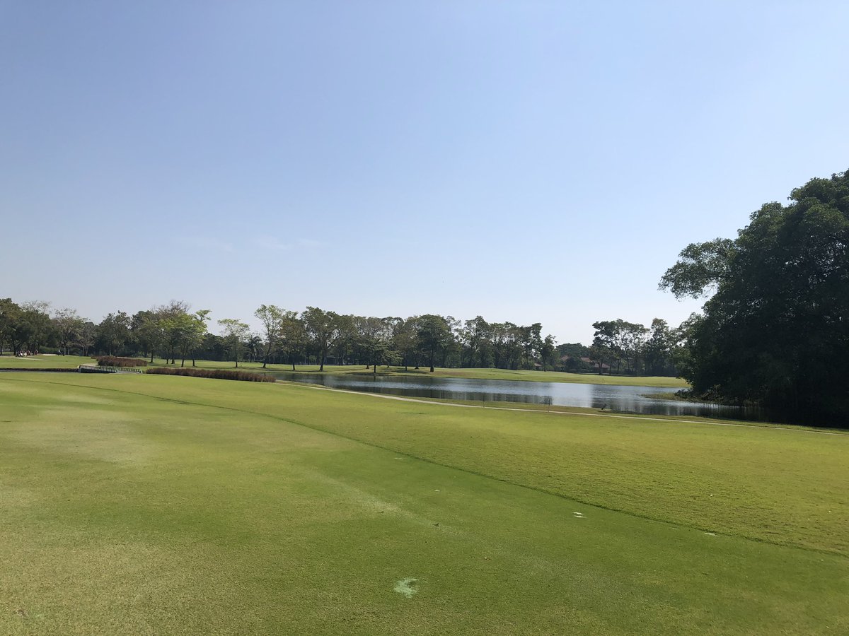 NORANEKO_kun_'s tweet photo. Playing golf at Thana City
最近また100切り出来なくなってきたなー。修行修行......
#golf #ゴルフ #thanacity #Thailand https://t.co/chPaee8jlH