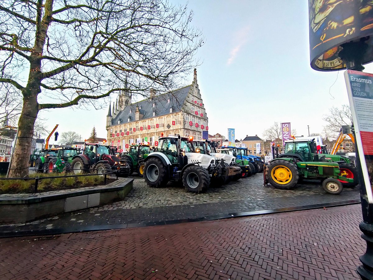 aangenaammak's tweet photo. Ik dacht dat er een ijsbaan was aangelegd #gouda #marktgouda https://t.co/MgaggPCaWR