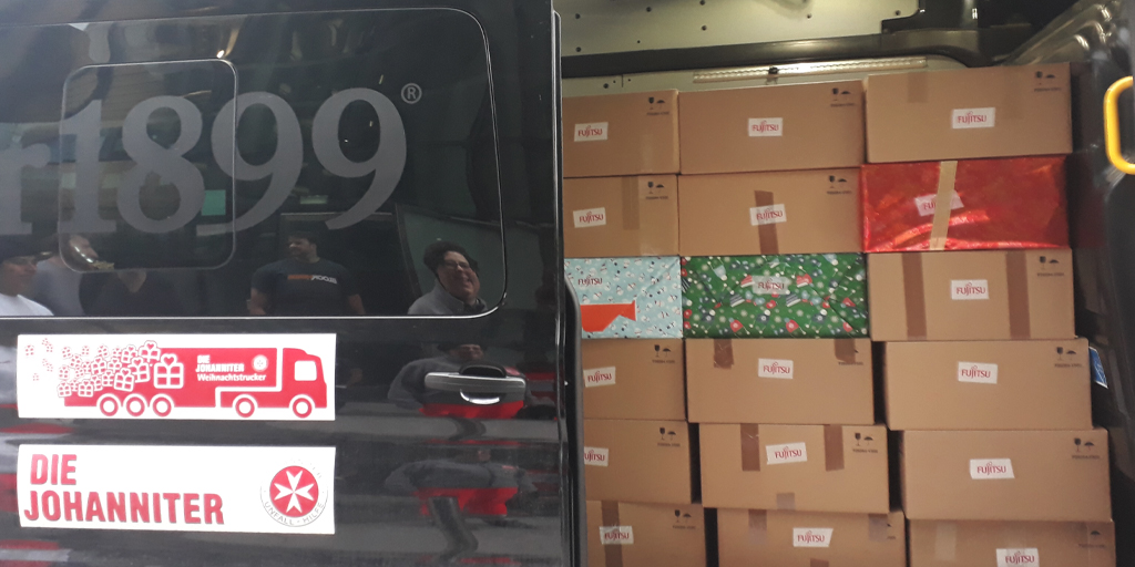 Fujitsu_DE's tweet photo. Eine weitere Weihnachtsaktion unserer #YoungCommunity!
83 Pakete konnten den @Johanniter für die Weihnachtstrucker-Aktion dieses Jahr übergeben werden! Die Pakete gehen an bedürftige Menschen in Osteuropa. Danke an alle für das tolle Engagement! https://t.co/FjBsjEDSTZ