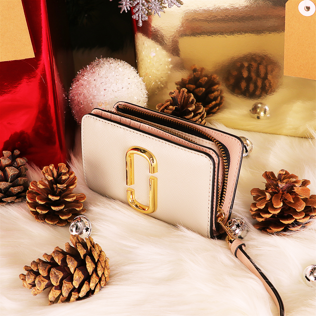RT to WIN! Last chance to enter our amazing Christmas giveaway!! The final prize is this gorgeous Marc Jacobs purse!!
