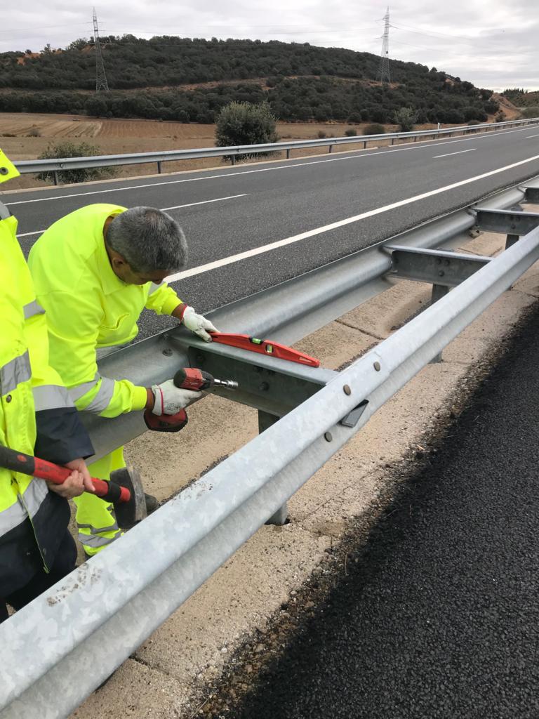 PADECASA's tweet photo. 🛣️ Compartimos imágenes de los trabajos de elevación de barrera que han realizado nuestros equipos en la AP-71 en León, tras finalizar las actuaciones de mejora del firme de la autopista para #AULESA,  Autopistas de León. 

💼 @infoautopista de @Abertis https://t.co/SqOmpyshsN