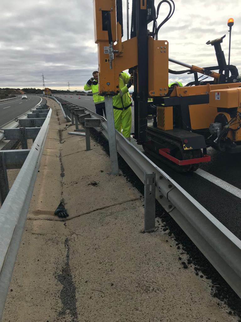 PADECASA's tweet photo. 🛣️ Compartimos imágenes de los trabajos de elevación de barrera que han realizado nuestros equipos en la AP-71 en León, tras finalizar las actuaciones de mejora del firme de la autopista para #AULESA,  Autopistas de León. 

💼 @infoautopista de @Abertis https://t.co/SqOmpyshsN