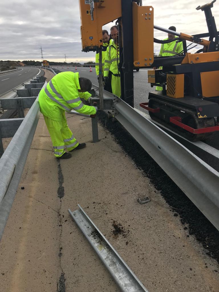 PADECASA's tweet photo. 🛣️ Compartimos imágenes de los trabajos de elevación de barrera que han realizado nuestros equipos en la AP-71 en León, tras finalizar las actuaciones de mejora del firme de la autopista para #AULESA,  Autopistas de León. 

💼 @infoautopista de @Abertis https://t.co/SqOmpyshsN