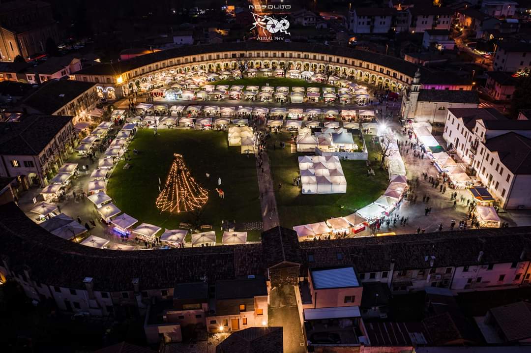 🔴 La Rotonda di Badoere (Treviso) a Natale.
Non servono parole...

📸 Alberto Ardit
#VenetoDaAmare #OrgoglioVeneto