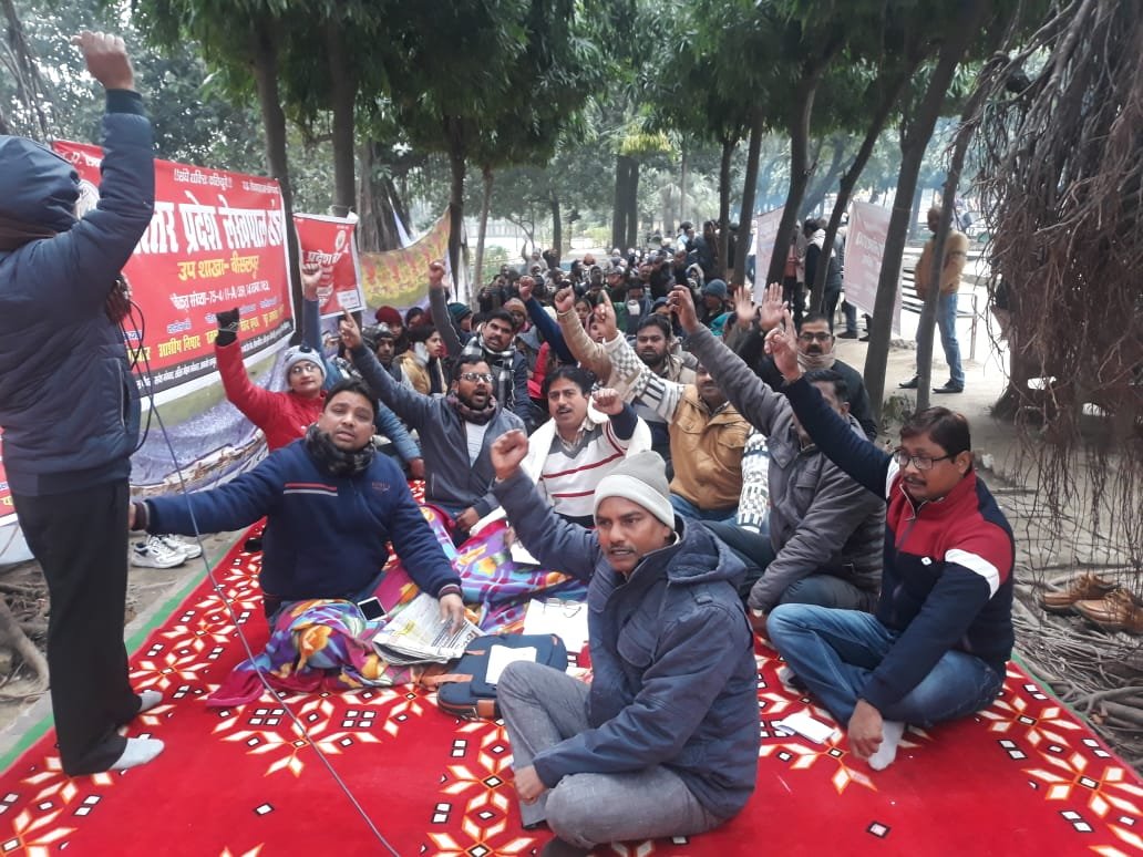 akpbt's tweet photo. *बुलंद हो होंसला तो मुठी में हर मुकाम है*
 *मुश्किले और मुसीबते तो ज़िंदगी में आम है*
लेखपाल संघ जिंदाबाद जिंदाबाद💪🏻#uplekhpalstrike
@News18UP
@CMOfficeUP
@myogiadityanath
@PMOIndia
@narendramodi
@AmitShah
@ABPNews
@ravishndtv
@aajtak
@RajatSharmaLive
@BoardofRevenue https://t.co/0bRok01Ali