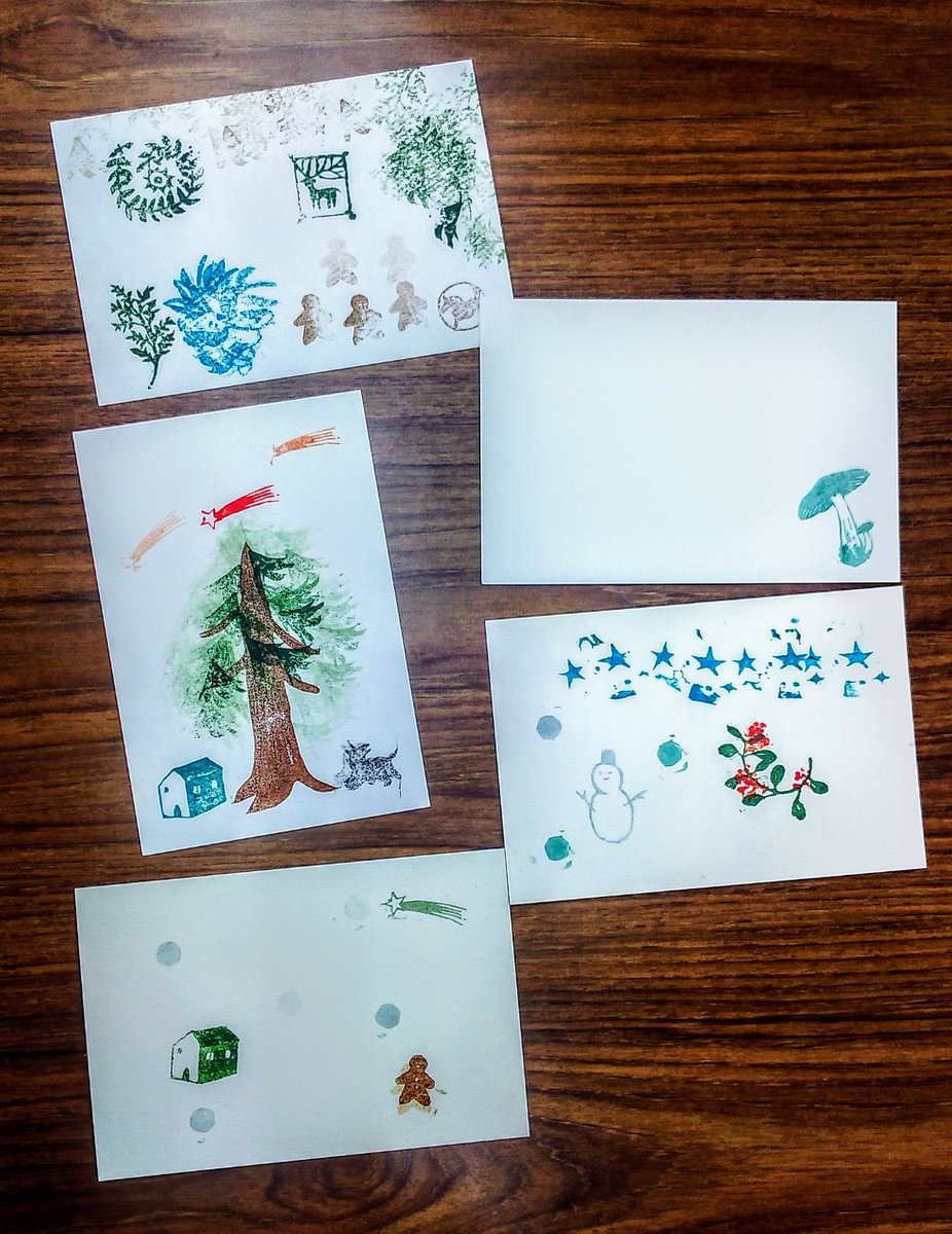 ট ইট র クレーこども絵画教室 クリスマスカード 先生手作りのハンコで クリスマスカードを作りました かわいらしいカードが出来ましたね 葉っぱを描こう 陰を全て青で描いています 陰の表現に力を入れました 絵画教室 クリスマス クリスマス