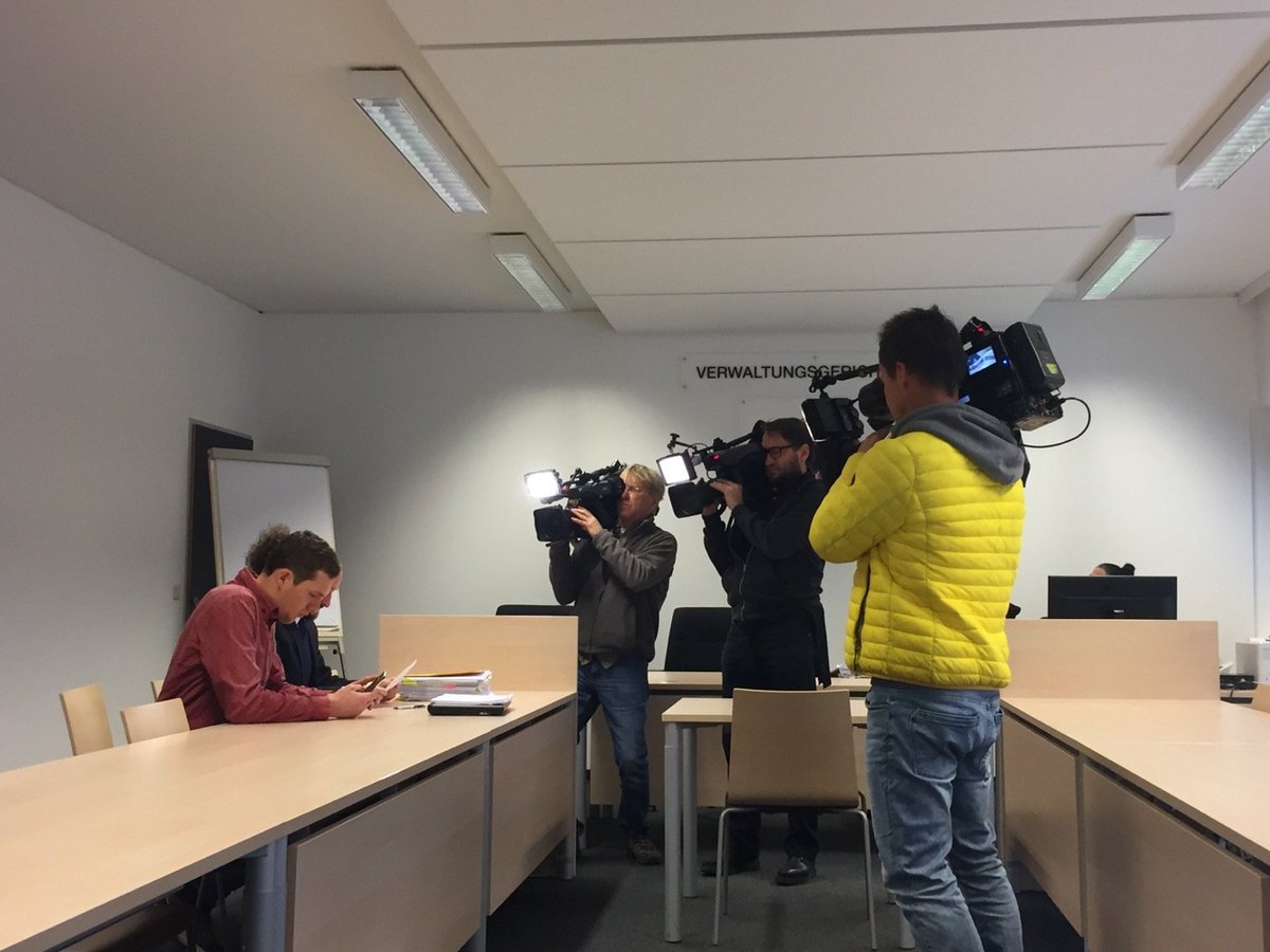 prozessreport's tweet photo. „Es kann nicht rechtswidriger sein als es schon ist.“ - unsere Zusammenfassung zur gewonnenen Beschwerde von @AnselmSchindler, der am 31.5.2019 vom #Klimaprotest an der Urania in Wien berichtete. https://t.co/XSs6aQ72sB #autofrei #polizeigewalt https://t.co/EvJgXTTfQD