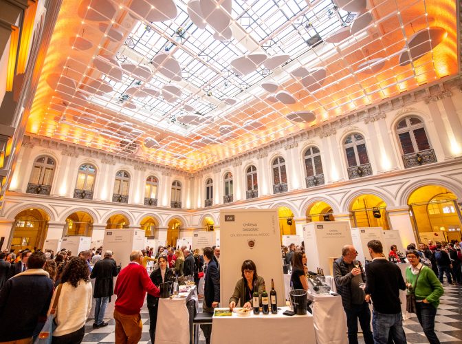 vinetsociete's tweet photo. Le week-end dernier s'est déroulé #BordeauxTasting au Palais de la Bourse. @TerredeVins, organisateur de l'événement, revient en photos sur les temps forts. Pour ceux qui n'auraient pas pu s'y rendre : https://t.co/uvy7MFsYr0 https://t.co/aX1QuaqDn6