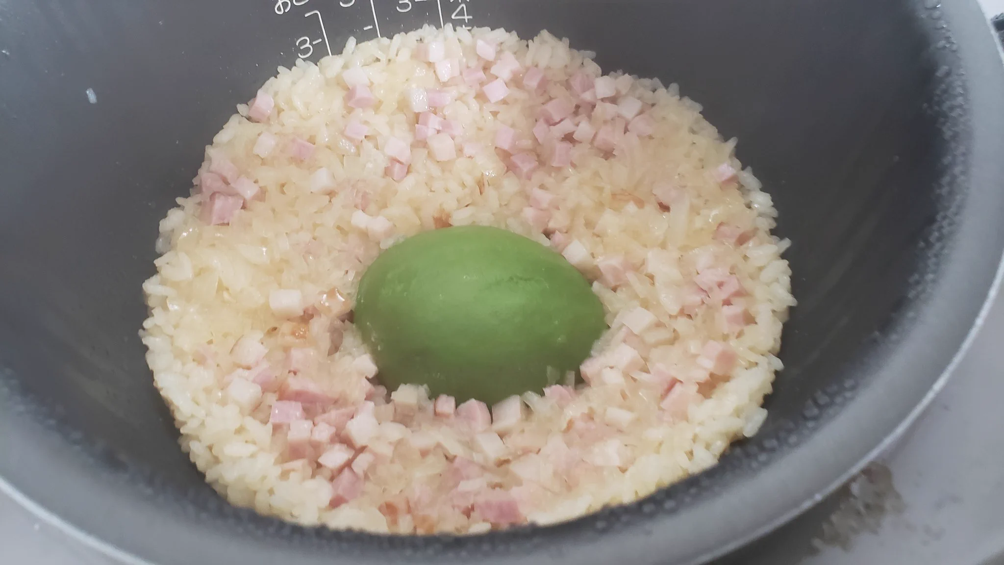 アボカドを使った炊飯器で作れる極上の一品！「アボカド炊き込みピラフ」のレシピ！