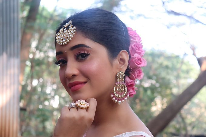 ashi_singh_3's tweet photo. Omg what a beautiful look🥰🥰🥰🥰

Shivi fans Ko maar hi daalo ab🙈🙈🙈

#yrkkh
#ShivangiJoshi https://t.co/dEqzdc02zO