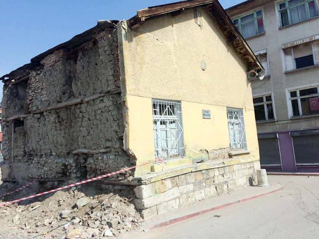 Şükran idi  mahallenin adı.Vefa idi haftanın konusu.ne şükranları var ne de vefaları tarihe dair.Neye hizmet ettiklerini anlamadım vakıflar bölge Md ve Anıtlar kurulunun.yeniden gözden geçirilebilirdi.Kürkçü mescidi sizlere ömür😔