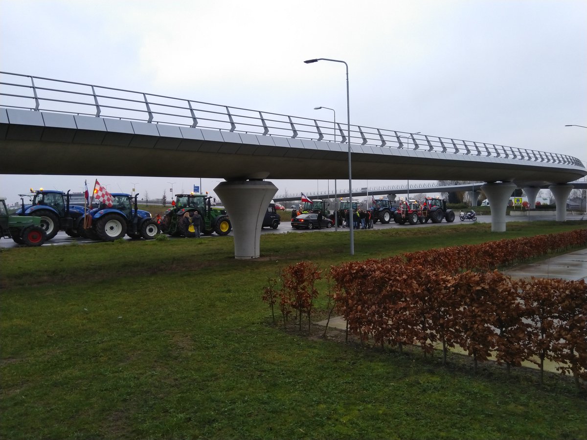 Ook bij VAA komen de boeren 'langs'. Dit is voor ons natuurlijk niets nieuws, maar meestal komen ze niet met de tractor en onder politiebegeleiding.

#vaa #rosmalen #boerenprotest #thinkpossible
