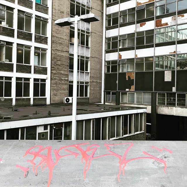 That side of Waterloo most tourists miss
.
.

#london #waterloo  #streetphotography #buildinggraffiti #graffitiart #art #streetart #handmade #instagraffiti #street #graff #animation #urban #wallart #spraypaint #aerosol #spray #wall #mural #murals #painti… ift.tt/2M8xc7g