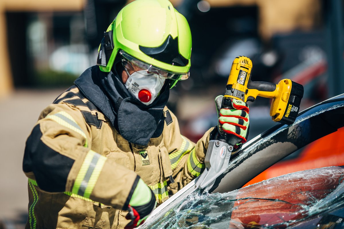 Maken jullie al gebruik van de Beluga Glass Cutter? Een snel, veilig en eenvoudig hulpmiddel voor het verwijderen van (gelaagde) autoruiten en geschikt voor alle accuboormachines! Bekijk de video en verdere informatie 👉 bit.ly/2kGYrve.
#hobrand #veiligwerken #brandweer