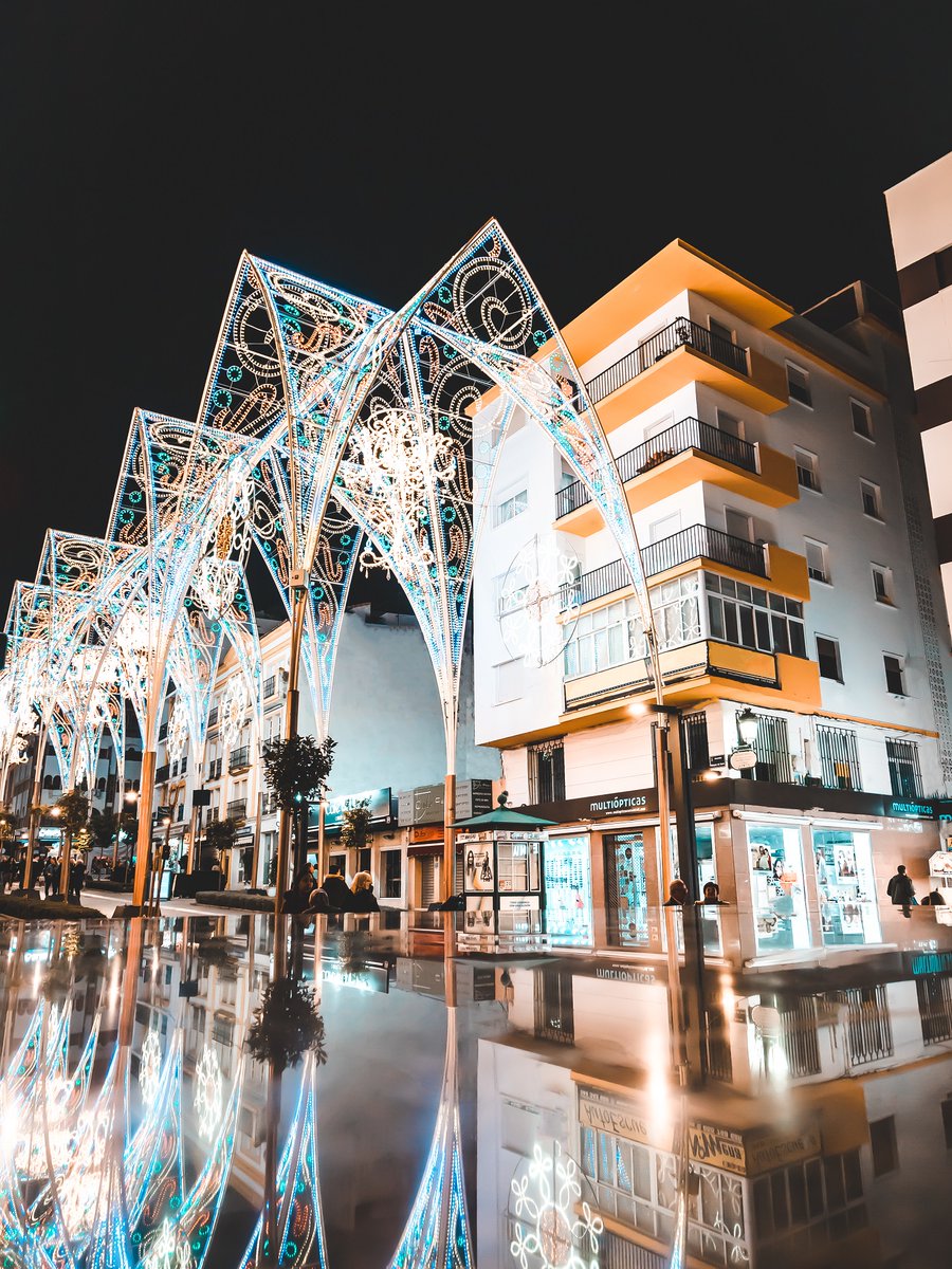 MARBELLATURISMO's tweet image. #Marbella está preciosa y llena de planes esta #Navidad.🎄✨ Disfruta de los miles de puntos de luz por toda la ciudad o de mercadillos navideños como el de #PuertoBanús. 

Marbella is beautiful and full of plans this #Christmas.🎄✨

#Marbellaestudestino365 #lights #luces