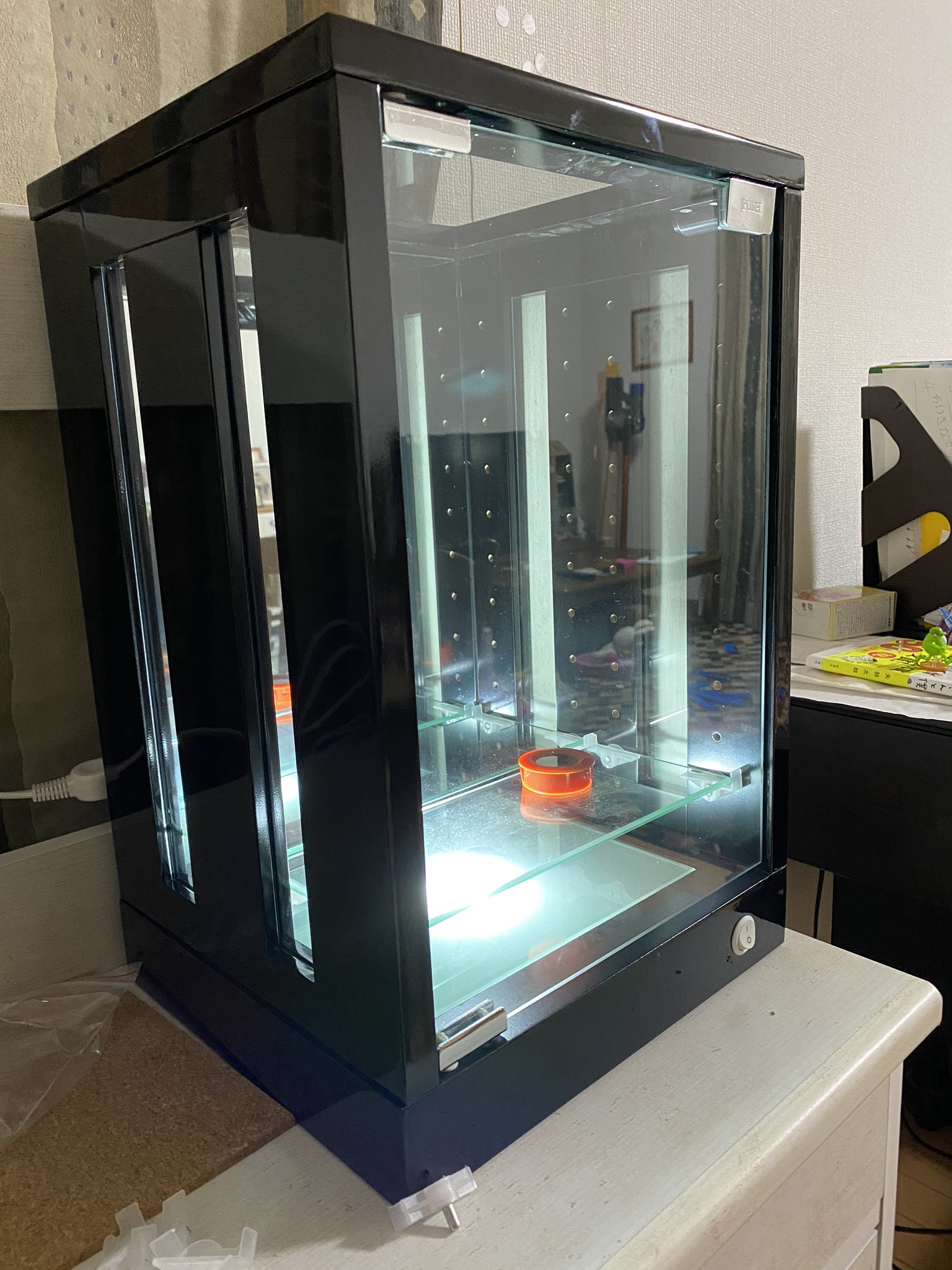 ホシさん エアコン アクリルケースの自作を挫折してからyahooショッピングで頼んだガラスケースは内寸と外寸を見事に見間違え 思ったよりでかいし 底面が光るというビックリ機能まで付いてまして さてどうしようか 上が開くのは暖突用だと思いますので