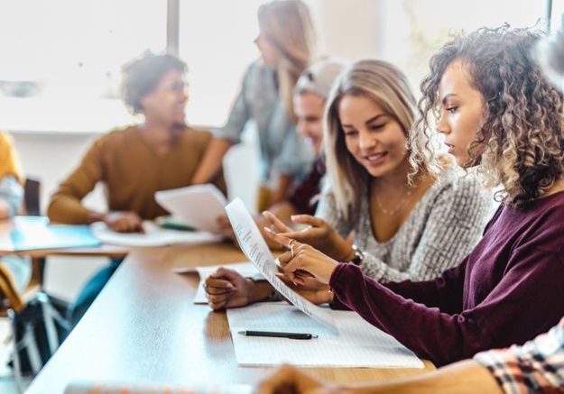 CMIMediaFrance's tweet photo. Le 6 février prochain se tiendra le ELLE Campus : une journée dédiée aux jeunes diplômées de demain pour se préparer au monde professionnel ! https://t.co/s3YsHrDwg4
Au programme : conférences, ateliers, networking, rencontres et témoignages. Inscrivez-vous ! #ELLECampus https://t.co/z22UgrmgRe