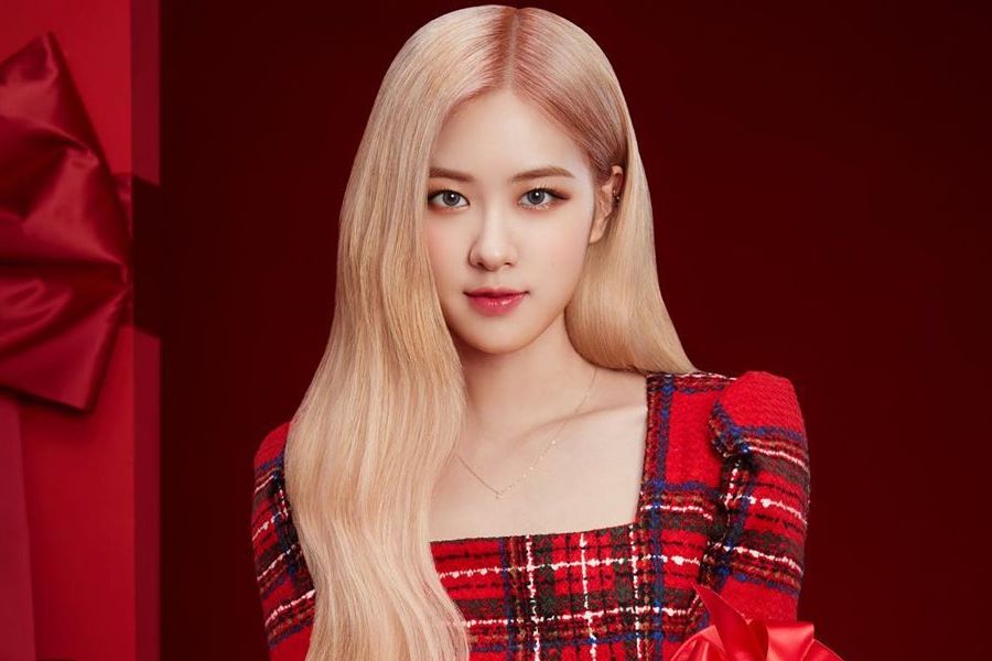 soompi's tweet image. LISTEN: #BLACKPINK's #Rosé Sings Beautiful Cover Of "The Christmas Song" #ChristmasWithRosé soompi.com/article/137220…