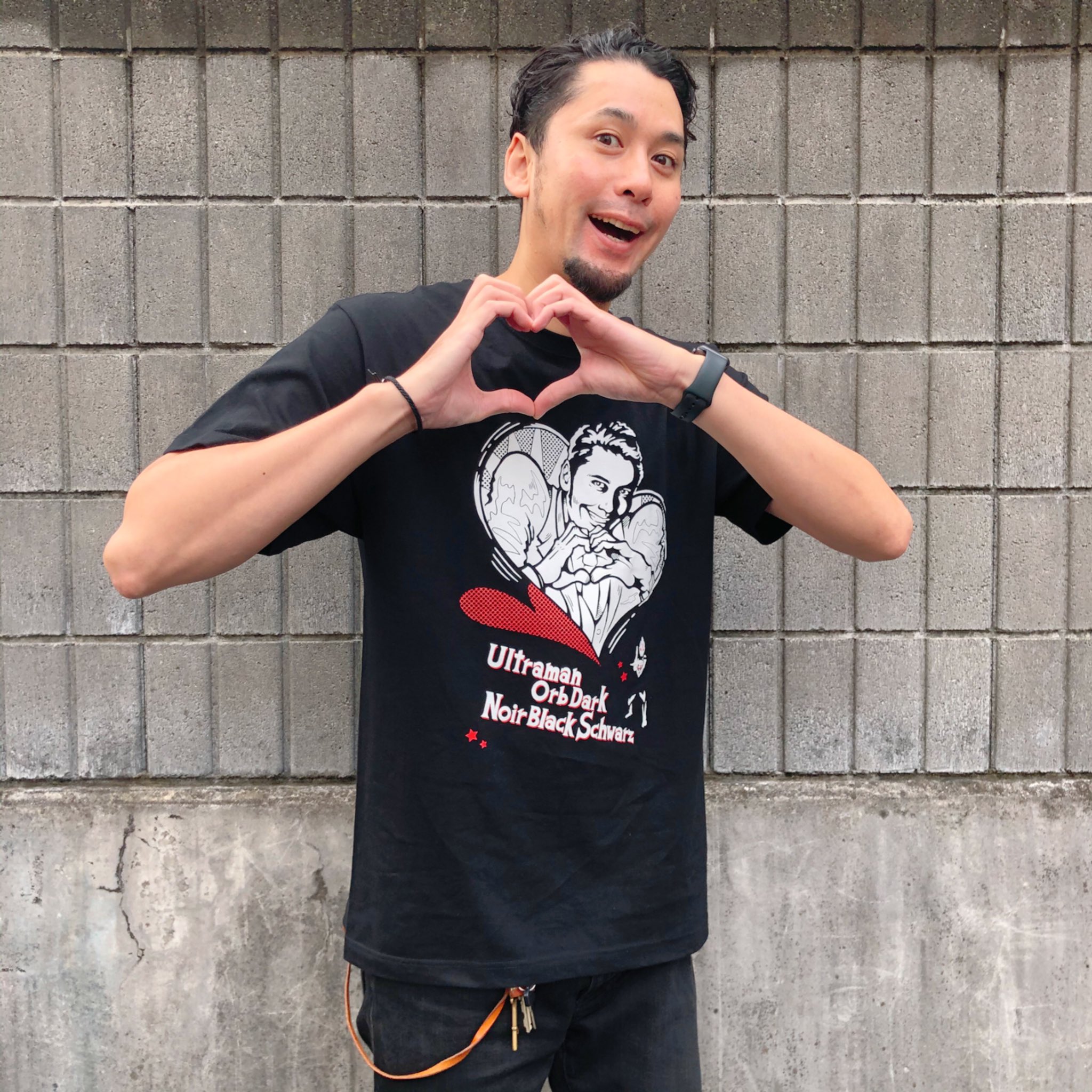 ウルトラマンオーブダーク Tシャツ 愛染マコト＆ウルトラマンオーブダークノワールブラック
