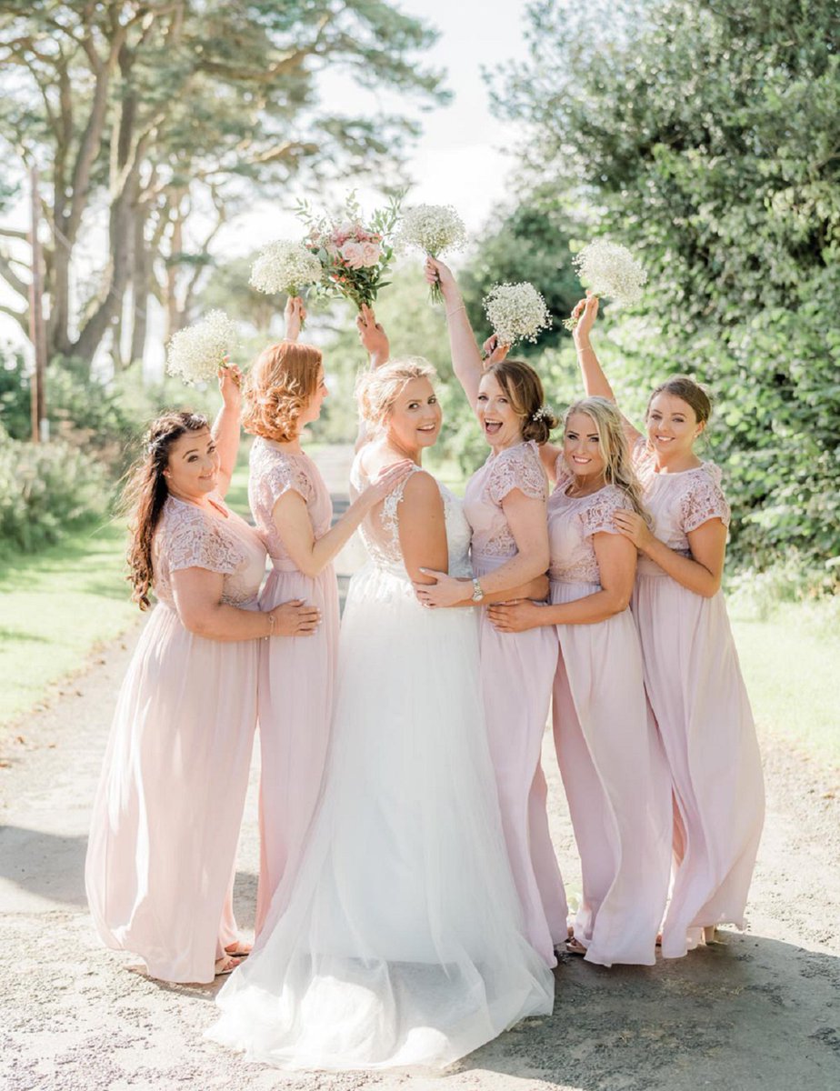 REAL WEDDING // NORTH EAST
Venue: <a href="/highhousebrew/">High House Farm Brew</a> 
Styling: A pretty blush rustic #wedding
Season: Summer
bridesupnorth.com/2019/12/17/hol… Pics Carn Patrick, Dress <a href="/ja_bridal/">Justin Alexander</a>