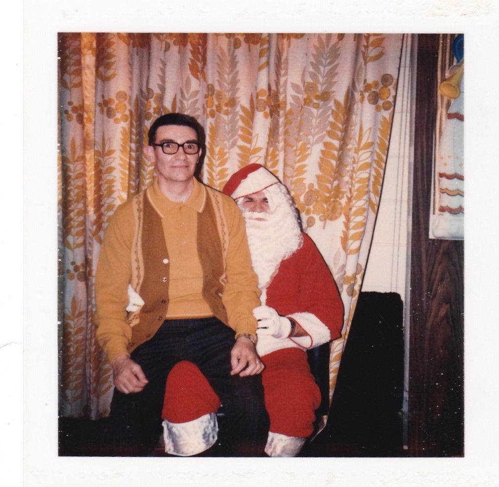 ELLAMERICANO's tweet photo. #AquellosMaravillososAños y las fotos con Papá Noel. 😅
https://t.co/fNYkIUDshQ #ELAmericano #vintage https://t.co/SmPdOokHNQ