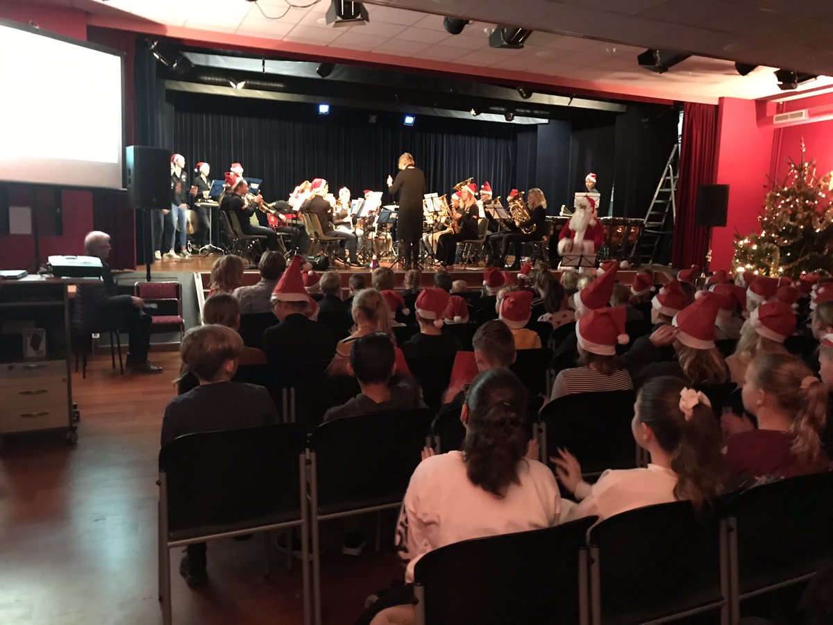 Vensterschool's tweet photo. De leerlingen van het @LindeCollege @LindeCollege1 verzorgen een geweldig kerstconcert voor onze kinderen. https://t.co/TvHvZLtvOc