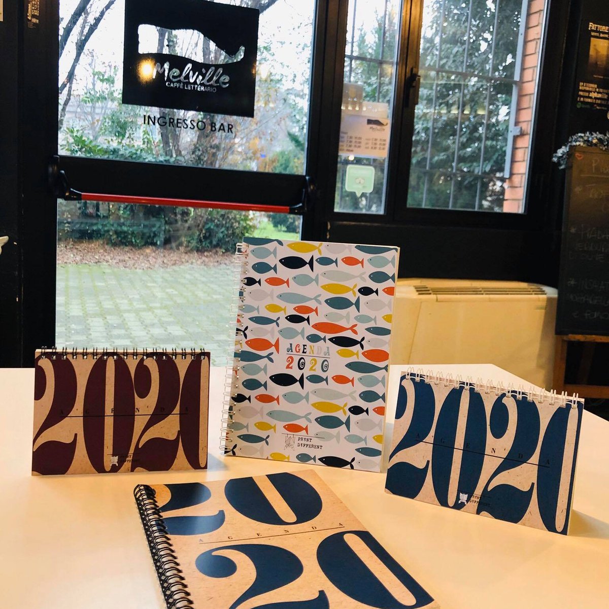 MelvilleCaffe's tweet photo. Anche da noi sono arrivate!
Stiamo parlando delle agende di Officine Gutenberg sia in versione standard, in due colori, che quella "sardinizzata"!
#melville #caffè #libri #live https://t.co/NrzmrItcEh