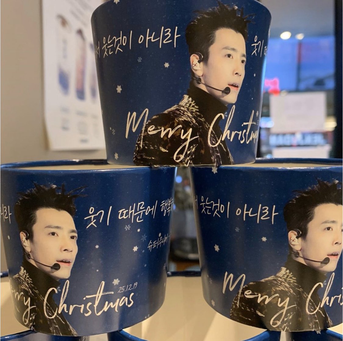 lovelf_yk's tweet photo. 컵홀더 실물 사진이 나왔어요❣️
20일부터 시작할 거니까 많이 받으러 가세요☺️
#Merry_Christmas_Donghae
#메리크리스마스_동해
————————————
CR:jenjudan.korea
#슈퍼주니어 #동해 #컵홀더 #컵홀더이벤트 #쩐주단건대점
#SUPERJUNIOR #sj #donghae #donghai #ドンへ #東海 #elf https://t.co/7hupM88tyk