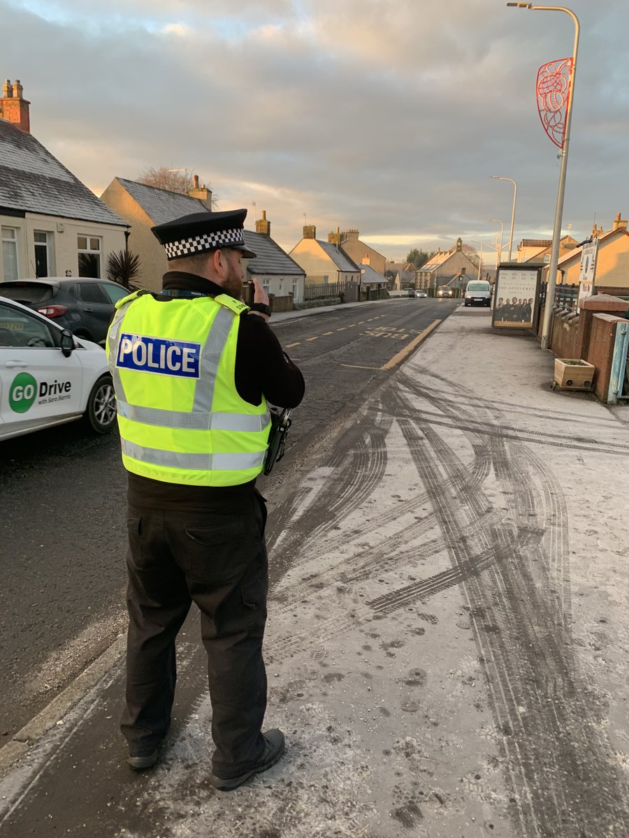 PSOSGlenrothes's tweet image. PC’s Brown &amp;amp; Simpson of the Glenrothes Community Team 👮‍♂️ were outside Kinglassie Primary School @Kinglassieps morning monitoring the parking 🚸 and speed of traffic 🚙 in the village. A bit icy ❄️ out there so drive carefully! #FestiveSafetyCampaign #OpParamount #Parksafe