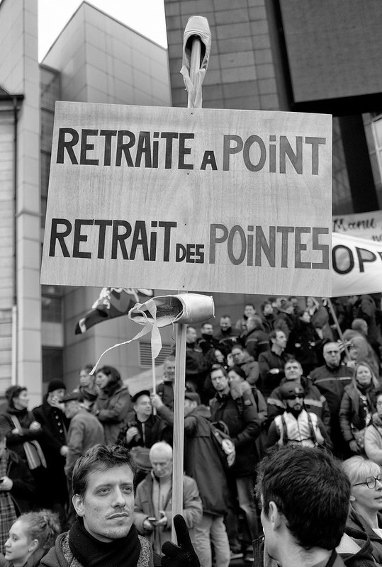 Ludivine_Bantig's tweet image. "Retraite à points, retrait des pointes".
Les danseuses, danseurs, techniciennes, techniciens, costumières, costumiers et nombre de personnels sont en grève à l'#OpéradeParis.
#Greve17decembre 
Photo Serge D'Ignazio