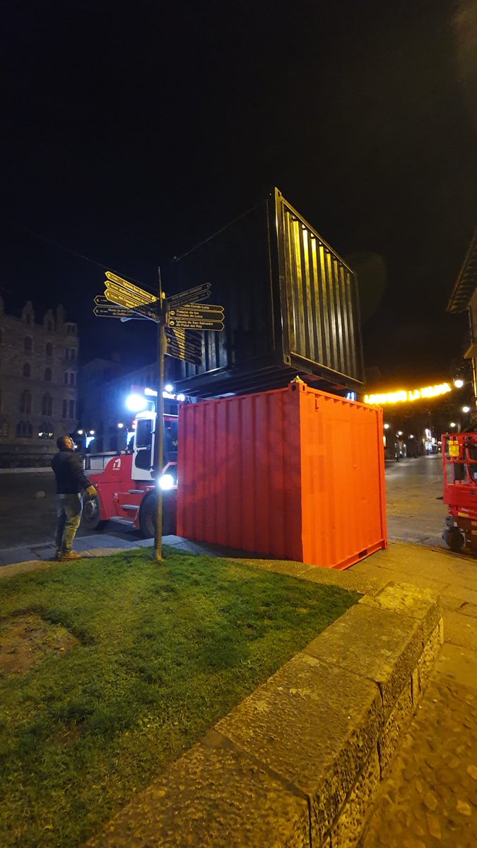 StreetBoxCo's tweet image. #FelizMiercoles Hace mucho que no publicamos porque no tenemos tiempo de tantos eventos xD Aquí os dejamos el proyecto de #videomapping en #León!
