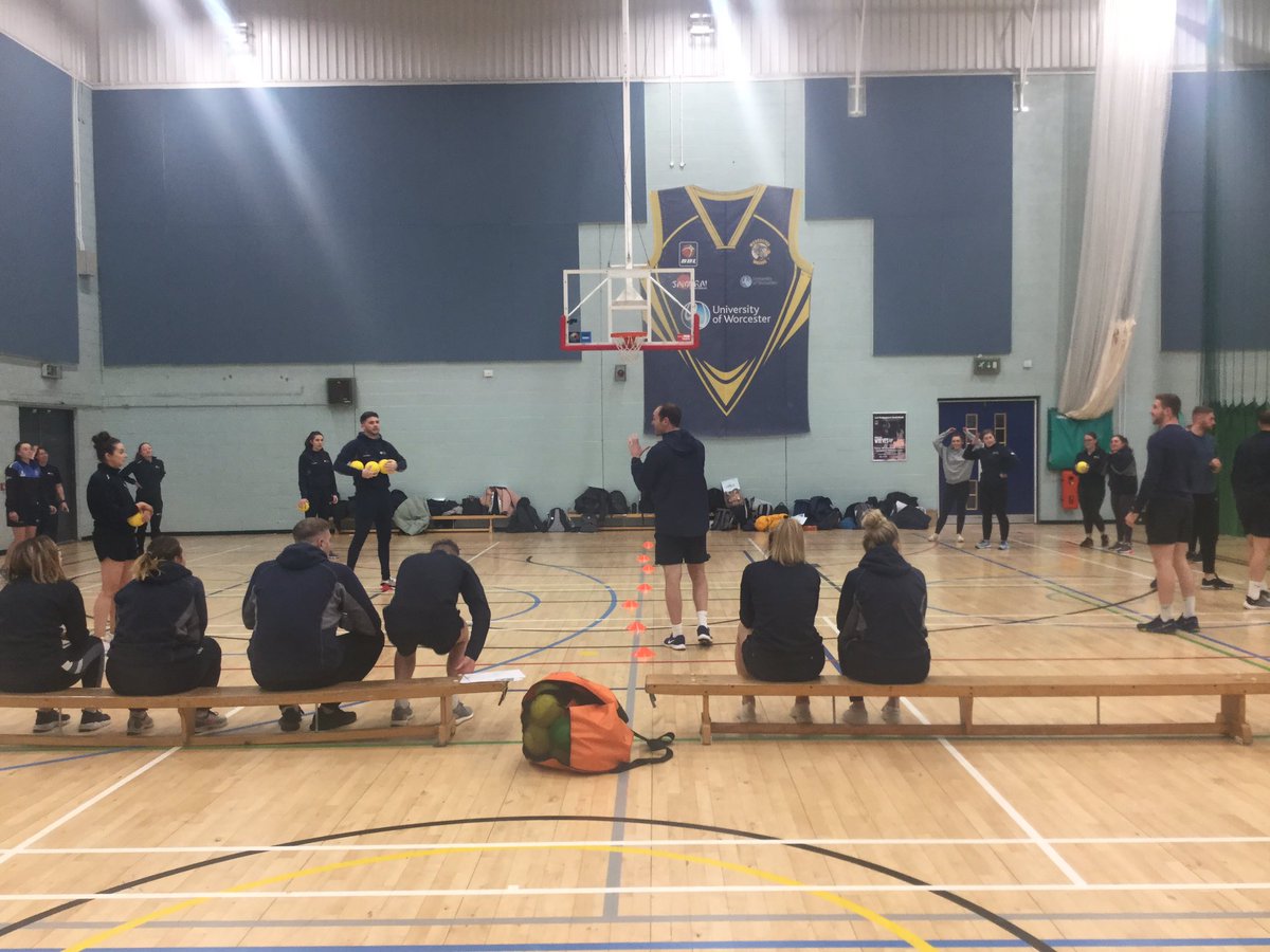uw_pgce_khm's tweet photo. Code of conduct read, rules discussed...dodgeball begins! #recreationaloreducational #nationalcurriculum #lettingoffsomesteam @Woodward_PE https://t.co/ibdO5baGH3