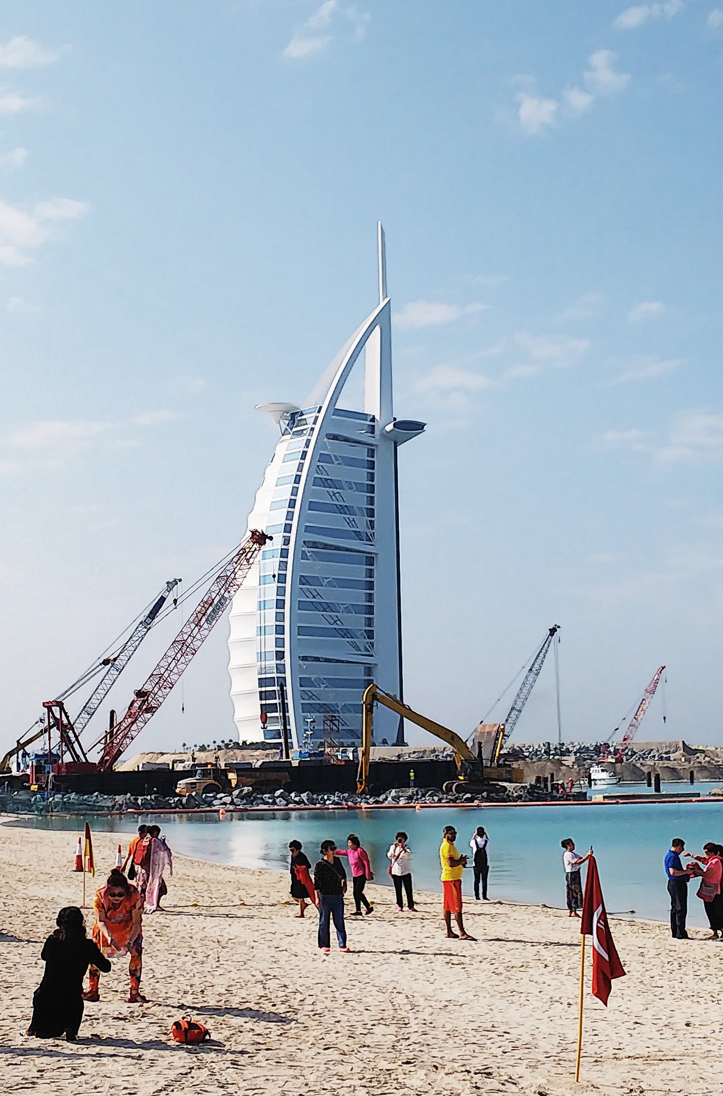 ゆか ミッション インポッシブル ゴースト プロトコル でトム クルーズがぶらさがった世界最高層ビル ブルジュ ハリファの最上階 148階 展望台 124 125階展望台より料金も高いぶん優先エレベーターで行けてアラビックコーヒー 超美味 とお茶請け