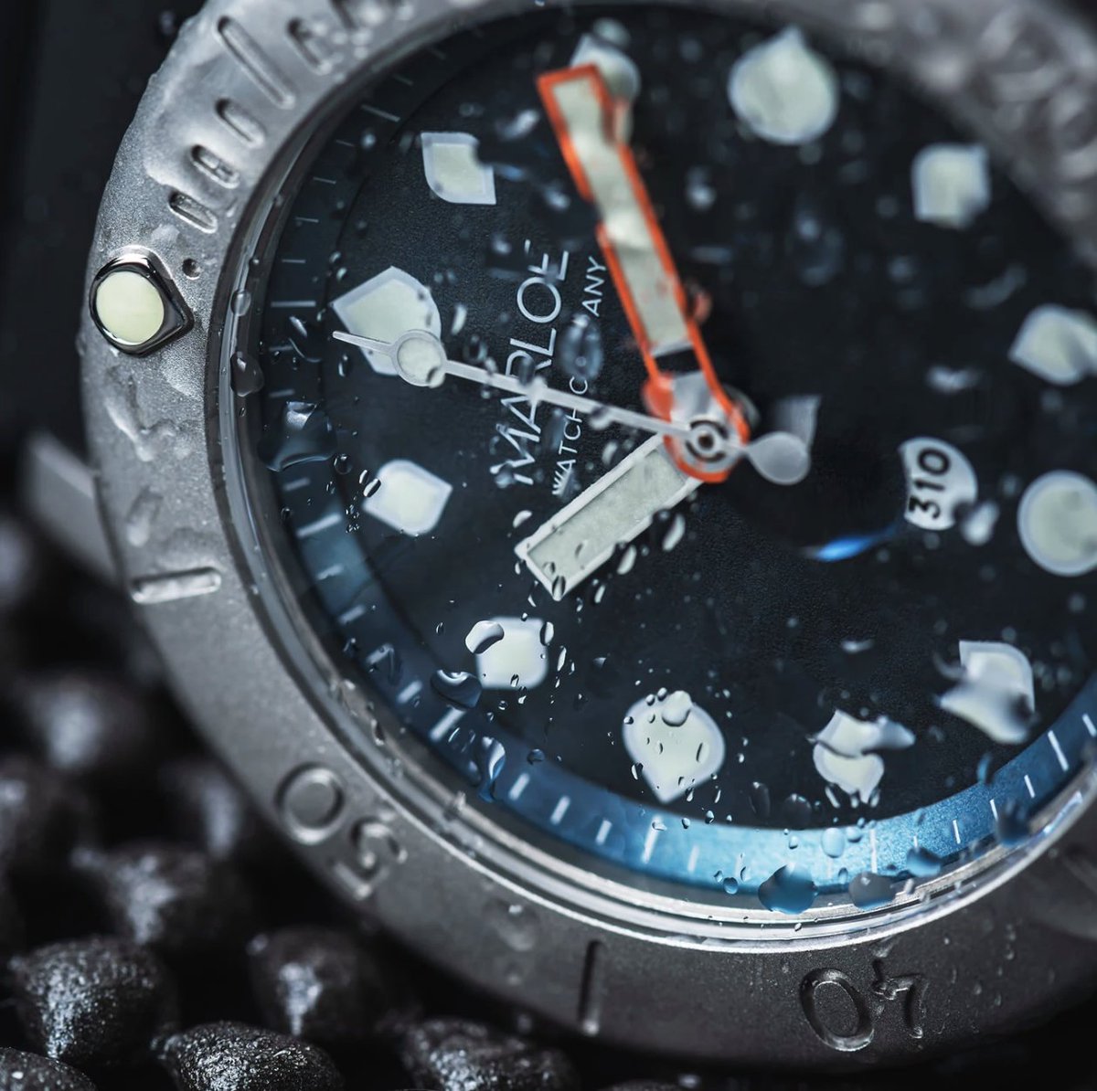 Damp, cold December weather is no match for the Morar dive watch. You've got over 310 metres of dive-proof fun to play with; which should be sufficient for a bit of drizzle while you finish your Christmas shopping!
.
marloewatchcompany.com/collections/mo…?
.
#divewatch #diver #britishdesign