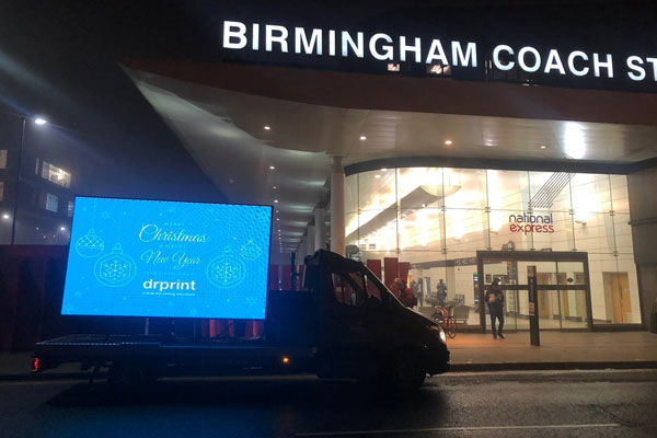 AdLEDMedia1's tweet photo. The past few weeks we have all been experiencing dark mornings & evenings, which is great as it means your illuminated message stands out even more and grabs max attention wherever it goes! #outdooradvertising #mobileledhire #mobileads #eventadvertising
https://t.co/3fAbB3QLum https://t.co/l0JKxI3fnx