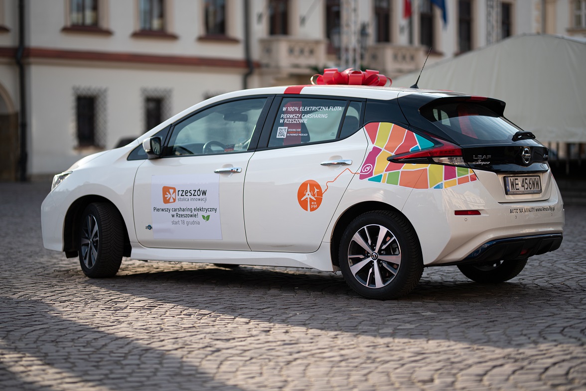 Grupa_PGE's tweet photo. 30 samochodów elektrycznych @Nissan dla mieszkańców Rzeszowa i okolic. #GrupaPGE dalej inwestuje w rozwój #emobility i #carsharing. To pierwsza tego typu usługa w tej części Polski. #4Mobility #PGENowaEnergia #Rzeszów https://t.co/TL3mbRNeyq https://t.co/dVXWZciK0A