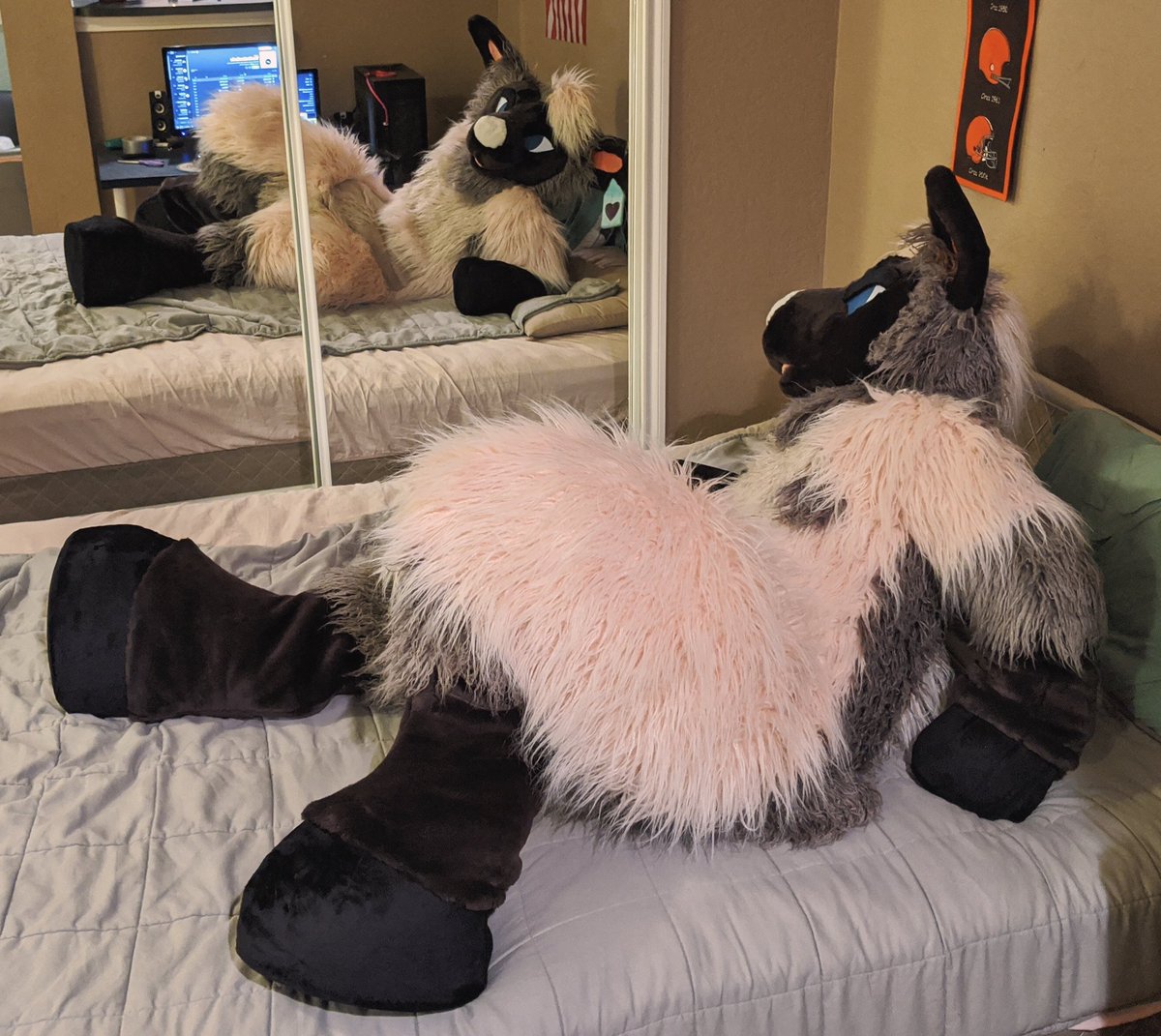 DasFlitter's tweet photo. Introducing 𝗦𝗛𝗘𝗔𝗥𝗟𝗬 𝗦𝗛𝗘𝗘𝗣! Yeah, this sweetheart's gonna be a monster. 

PROS: 
🐑 Hooves bigger than your head
🐑 Plush tag, fleece farm
🐑 Pink bleats

CONS:
🐏 Will never hold a pencil again

📸 @FlippingWaffles 
👔 @hounds_teeth https://t.co/o8lB0S3ndb