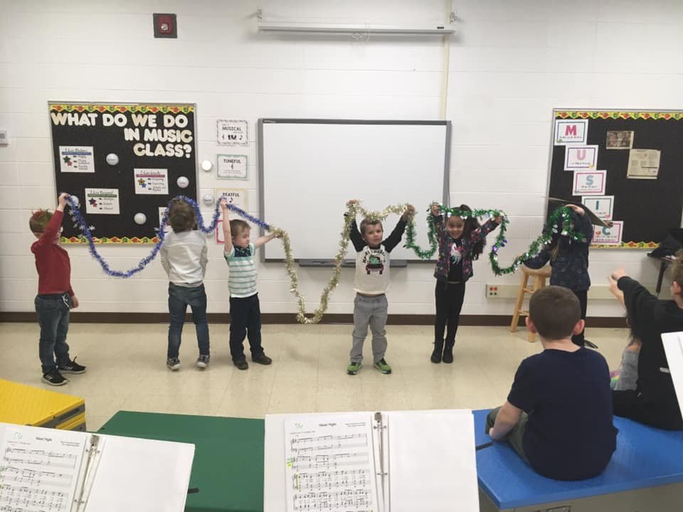 cmgalligan's tweet photo. Tinsel vocal explorations! #RaiderStrong @Beranekinders got to create vocal exploration pathways w/27’ of tinsel. We followed it from L to R, tracing it w/our fingers &amp; our voices. This helps prep the students’ singing voices &amp; eventual notational literacy. #elmused #TuBeArtful https://t.co/us24XKWf1X