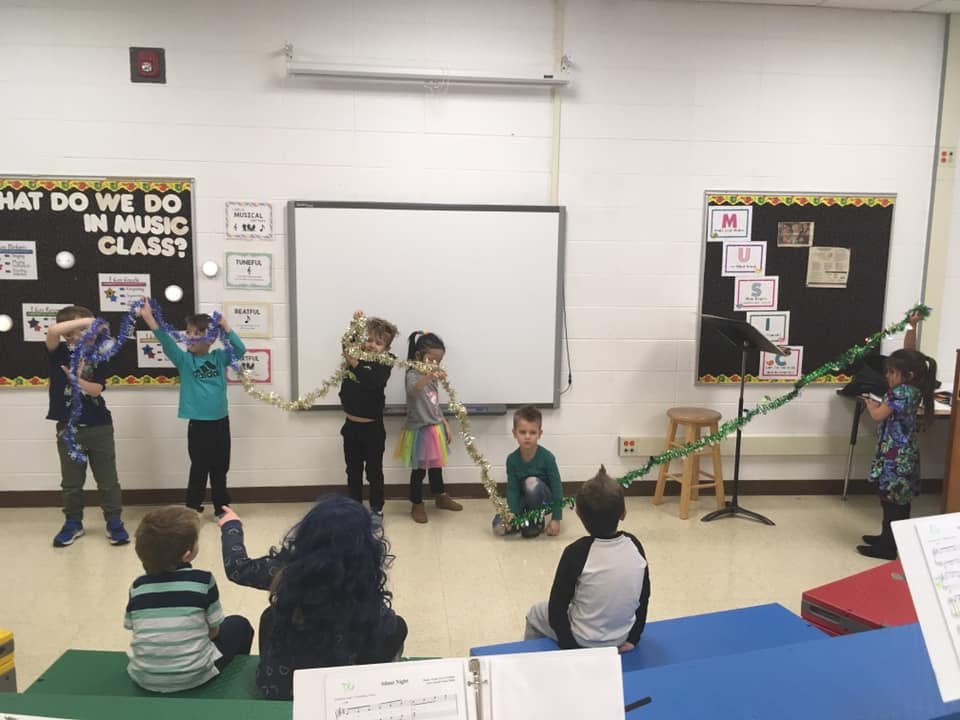 cmgalligan's tweet photo. Tinsel vocal explorations! #RaiderStrong @Beranekinders got to create vocal exploration pathways w/27’ of tinsel. We followed it from L to R, tracing it w/our fingers &amp; our voices. This helps prep the students’ singing voices &amp; eventual notational literacy. #elmused #TuBeArtful https://t.co/us24XKWf1X
