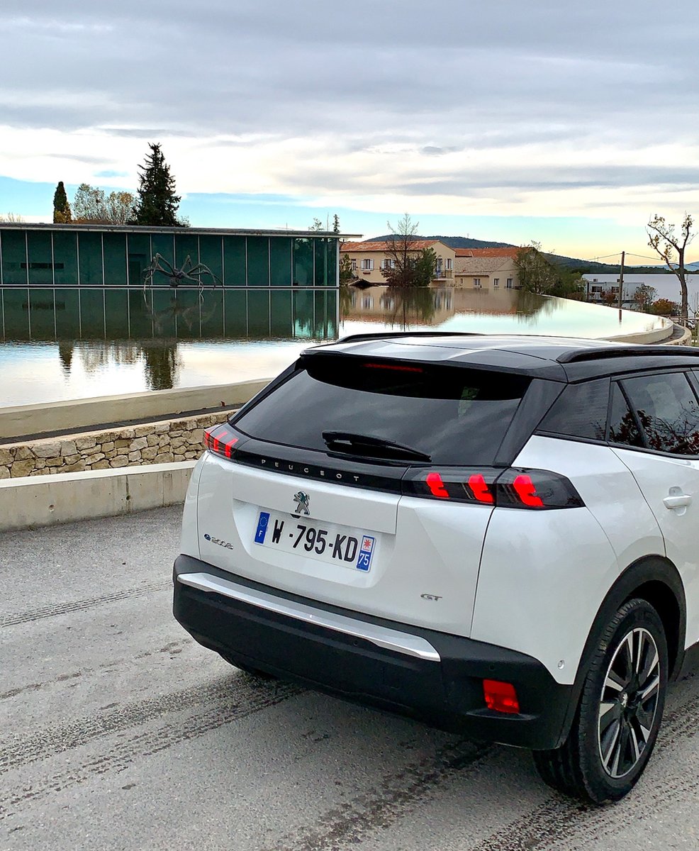journaldesign's tweet photo. Découverte de la nouvelle @PeugeotFR 2008 au @ChateaulaCoste , une expérience mêlant design, art et architecture
Infos & images ici: https://t.co/dp05z7XxYQ
#design #auto #2008FirstDrive #UnboringTheFuture #SUVPeugeot2008 https://t.co/6vW28wflVB