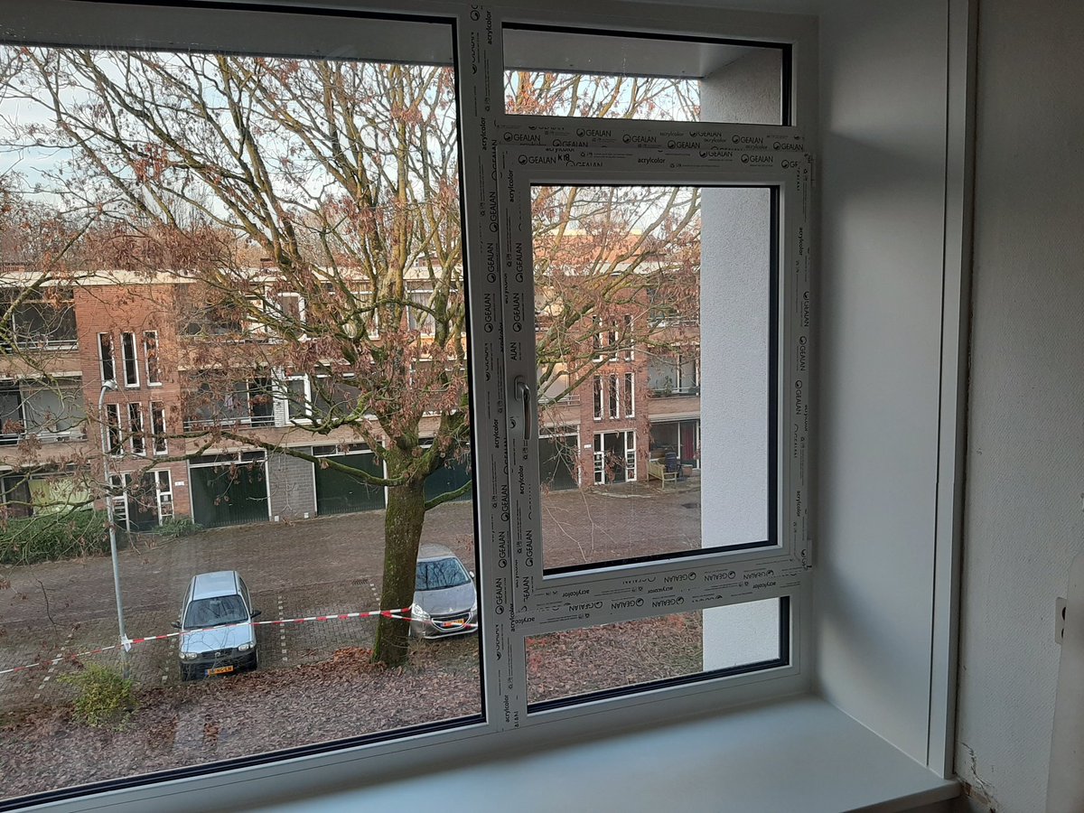 NolensstraatWag's tweet photo. Soort van vooroplevering gehad met @RENOLUTIONBV en kerstpakketje mogen ontvangen. De reep heeft de foto niet gehaald. Op de foto's oa nieuw binnenwerk. Let ook op de 'originele' flat vd achterburen. In okt zag onze flat er ook nog zo uit....
 #Nolensstraat #Wageningen https://t.co/SXbFGbyILK