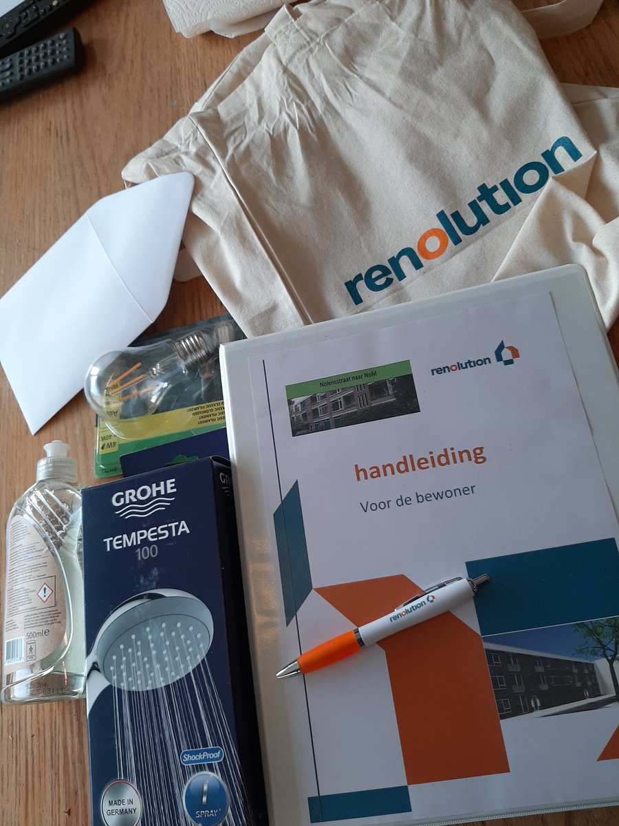 NolensstraatWag's tweet photo. Soort van vooroplevering gehad met @RENOLUTIONBV en kerstpakketje mogen ontvangen. De reep heeft de foto niet gehaald. Op de foto's oa nieuw binnenwerk. Let ook op de 'originele' flat vd achterburen. In okt zag onze flat er ook nog zo uit....
 #Nolensstraat #Wageningen https://t.co/SXbFGbyILK