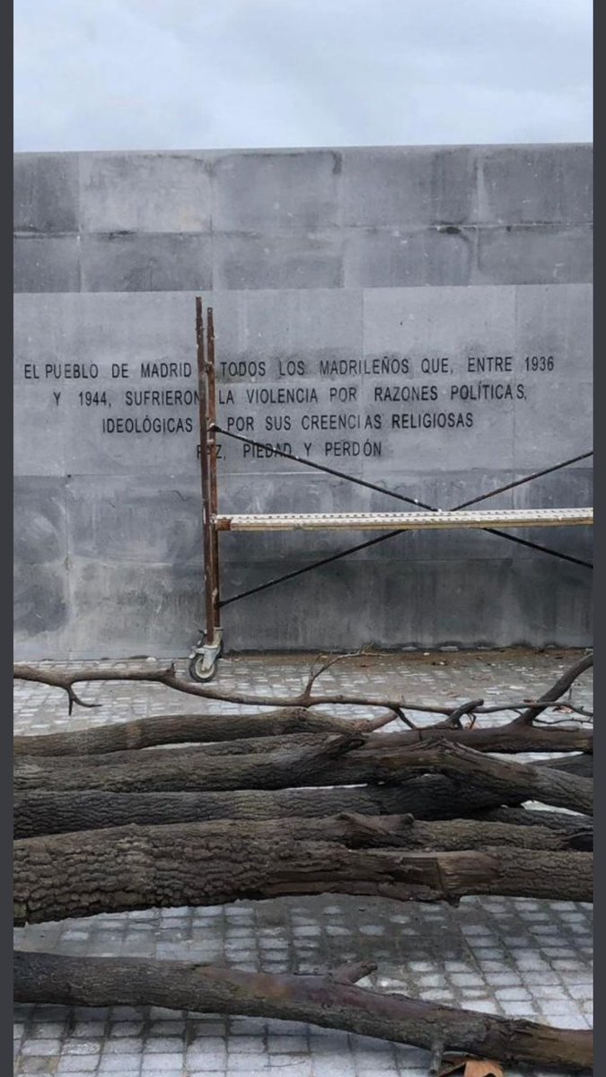 AngelG_Madrid's tweet image. No había visto algo tan humillante en mi vida. El energúmeno que tenemos ocupando la alcaldía dice que nos perdona. #Memorial
Nos perdonan ellos por haber matado a nuestros mayores. 
Pues mira no.