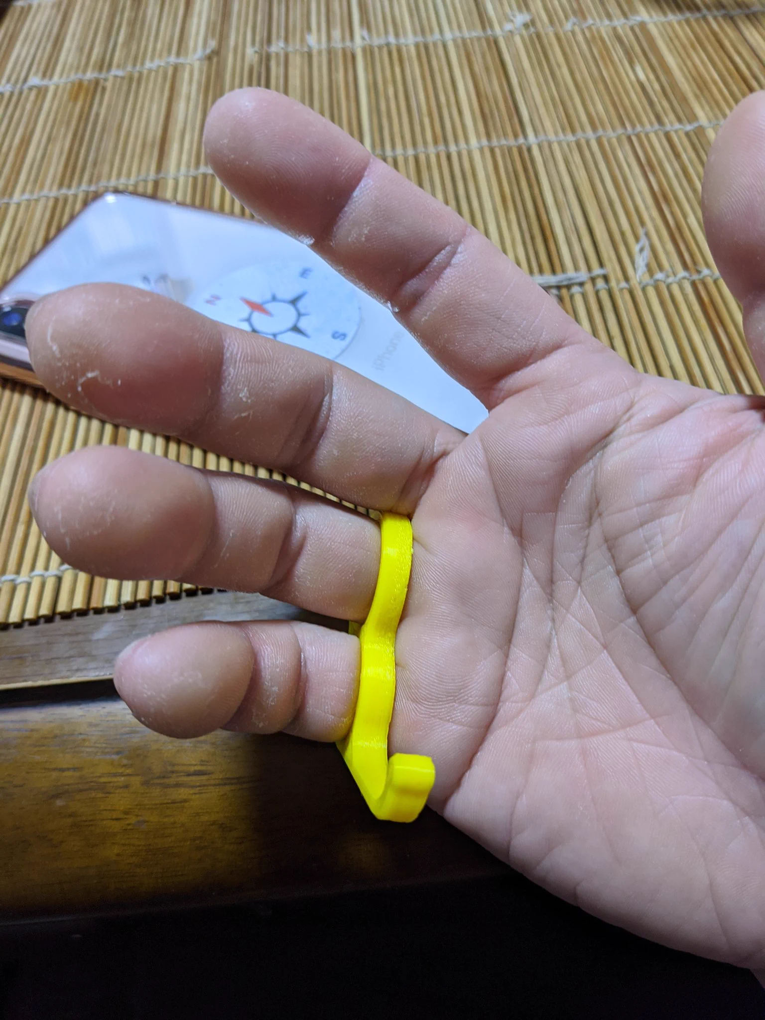 これは使える！？スマホを支えるアイテム「孫指」が便利！
