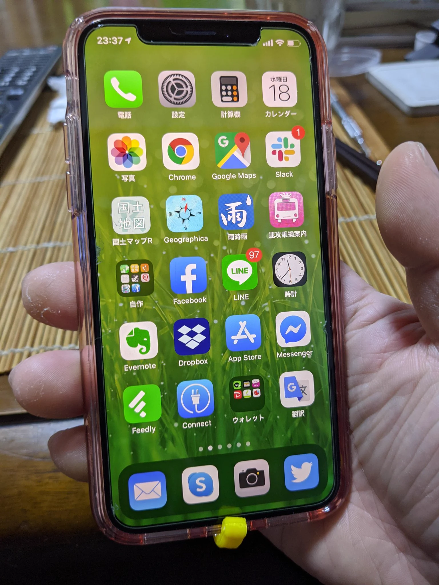 これは使える！？スマホを支えるアイテム「孫指」が便利！