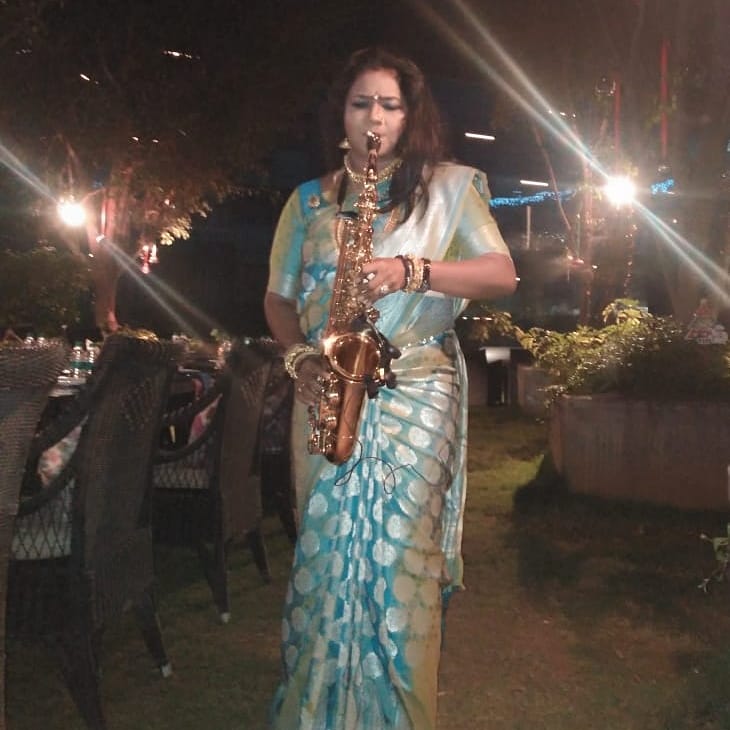 SaxSubbalaxmi's tweet photo. Performing today at @VivantaWhitefld.. Thanks a ton to Taj Hotels for the opportunityπππ·
DC: @trivenisarees @SaxSubbalaxmi
#saxophonesubbalaxmi #SaxWithSaree #LadySaxophonist #FemaleSaxophonist #IndianSaxophonist #BestSaxophonist @LBR_KO https://t.co/c7UVQrI550