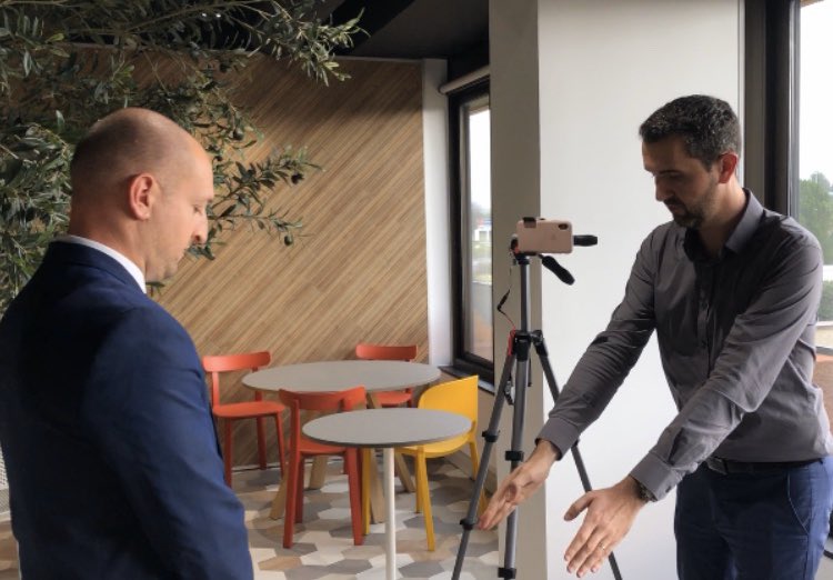 JARUGA_M's tweet photo. [#video] Loading 🎥⏳...
Ce matin, nous sommes allés à la rencontre de Renaud, Gestionnaire de Clientèle Professionnel à Montpellier.
Restez connectés ! 📲
Retrouvez prochainement sa présentation sur notre page @CaissepargneLR &amp; sur LinkedIn ! 😌
Cc : @JMSetbon @GroupeBPCE https://t.co/PnTbqgTcsn