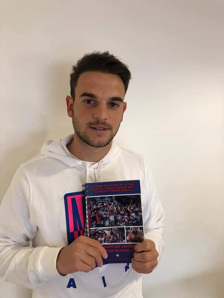 UniversoMatad0r's tweet photo. SORTEO UNIVERSO MATADOR🎉
 
🎁 PREMIO: Libro "El camino del matador de Victoria desde la llegada de Gorosito hasta alcanzar la primera estrella" 
➡️ Seguinos y seguí a @Maxi_Periodista 
➡️ Etiquetá a 3 amigues
📢Participa en todas nuestras redes

⚠️Se sortea el día 27/12 ⚠️ https://t.co/erWznJd0sM